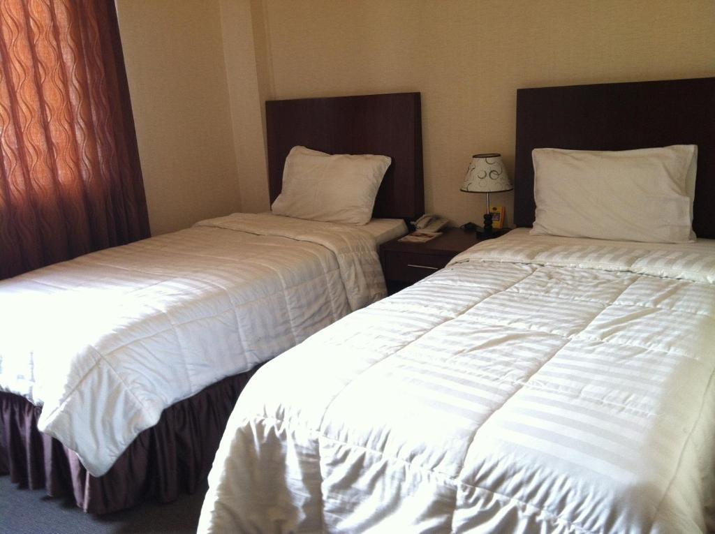 Grand Duta Hotel Palu Habitación foto