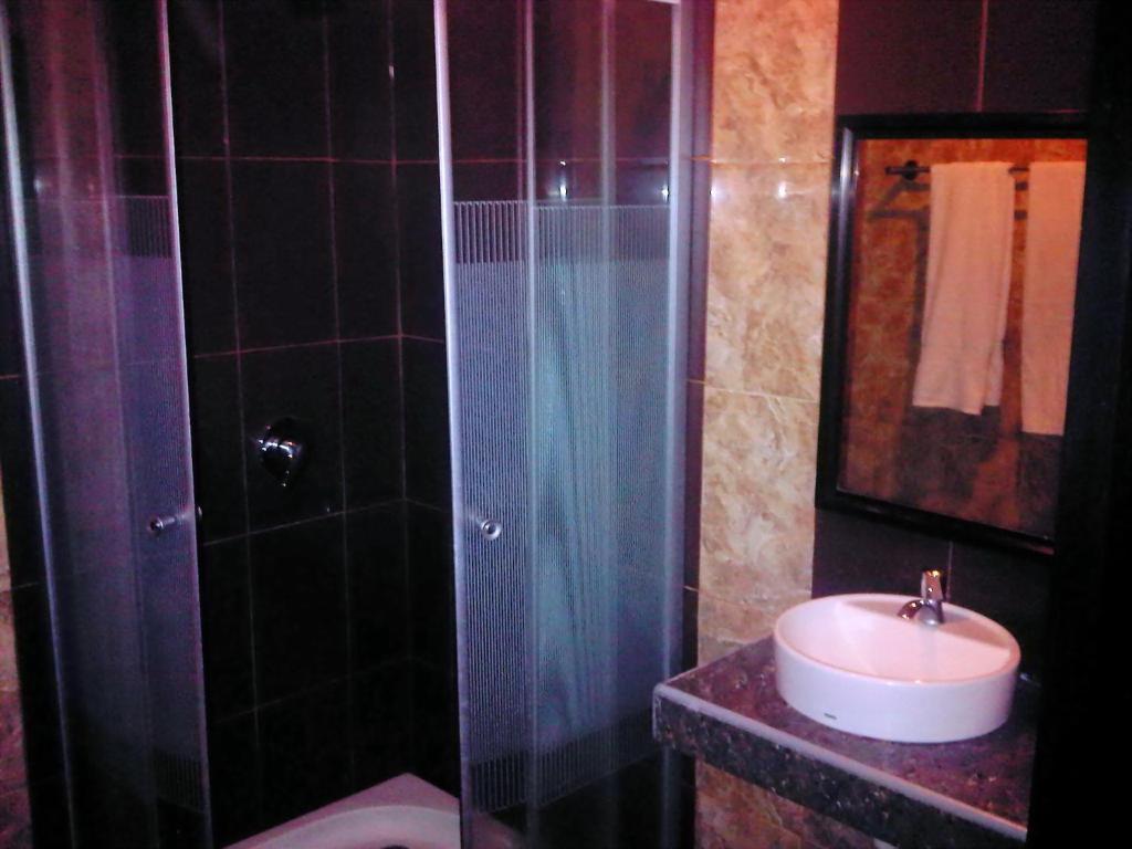 Grand Duta Hotel Palu Habitación foto